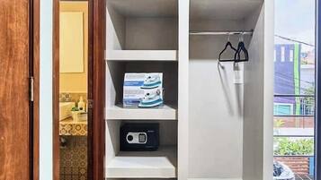 Ropa de cama de alta calidad y caja de seguridad en la habitación