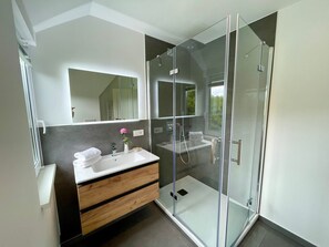 Dusche, Haartrockner, Handtücher
