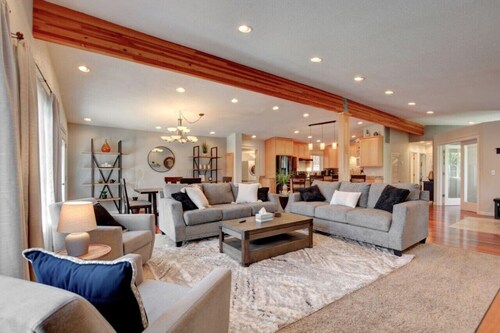 Spacious Family Home w/Hot Tub! Medford, OR