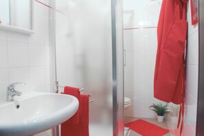 Shower, towels - Studio-Sleeps 2-AirCon-Town Centre-Free Parking (Montagnana)