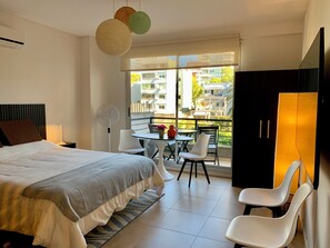1 Schlafzimmer, Zimmersafe, Schreibtisch, Bügeleisen/Bügelbrett