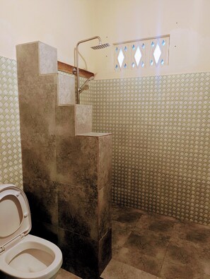 Douche, sĂšche-cheveux, serviettes fournies