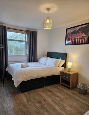 3 habitaciones, tabla de planchar con plancha, wifi y ropa de cama