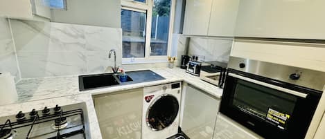 Frigorifero, microonde, forno, piano cottura