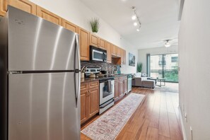 冷蔵庫、電子レンジ、オーブン、コンロ