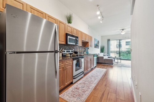 Luxury Oasis in Austin's Domain: Prime Shopping and Dining at Your Doorstep!