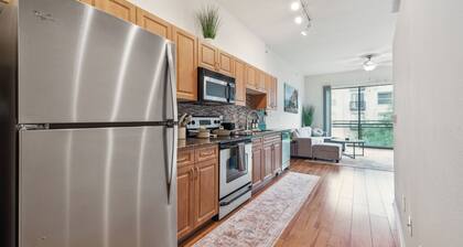 Luxury Oasis in Austin's Domain: Prime Shopping and Dining at Your Doorstep!