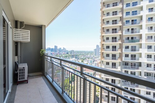 Prime 2-BR apartment near major business districts