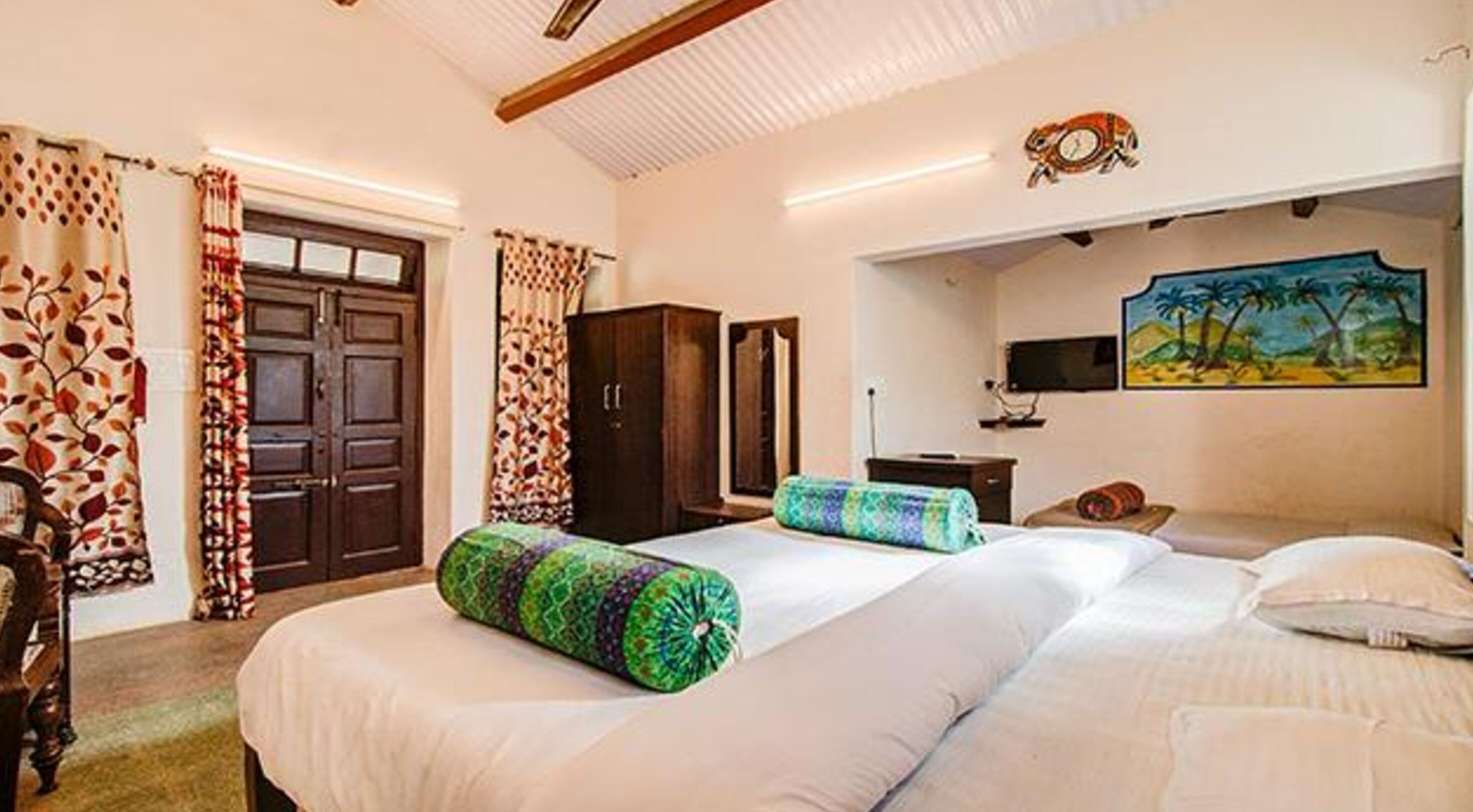 Egyptian cotton sheets, premium bedding, in-room safe, free WiFi