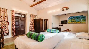 Egyptian cotton sheets, premium bedding, in-room safe, free WiFi - Fabhotel Royal Heritage (Abu Road)