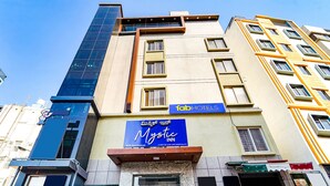 Un edificio con un cartel de Mystic Inn y un cartel de Faber Hotels.