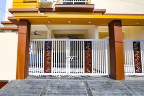 Property entrance - Fabexpress Radiant Guest House (Nagpur)