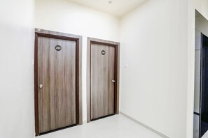 Lobby sitting area - Fabexpress Radiant Guest House (Nagpur)