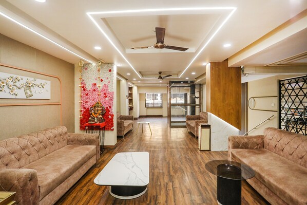 Lobby sitting area - Fabhotel All Near (Raipur)