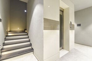 Lobby sitting area - Fabhotel Prime The Grey Circle (Indore)