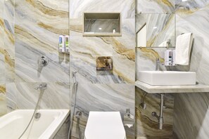 Dusche, Regendusche, kostenlose Toilettenartikel, Handtücher
