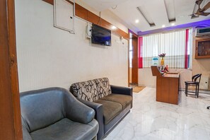 Lobby sitting area - Fabexpress Elegant Residency (Chennai)