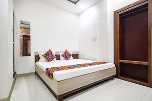 Deluxe Room | Egyptian cotton sheets, premium bedding, in-room safe, soundproofing - Fabexpress Olive Inn (Ujjain)