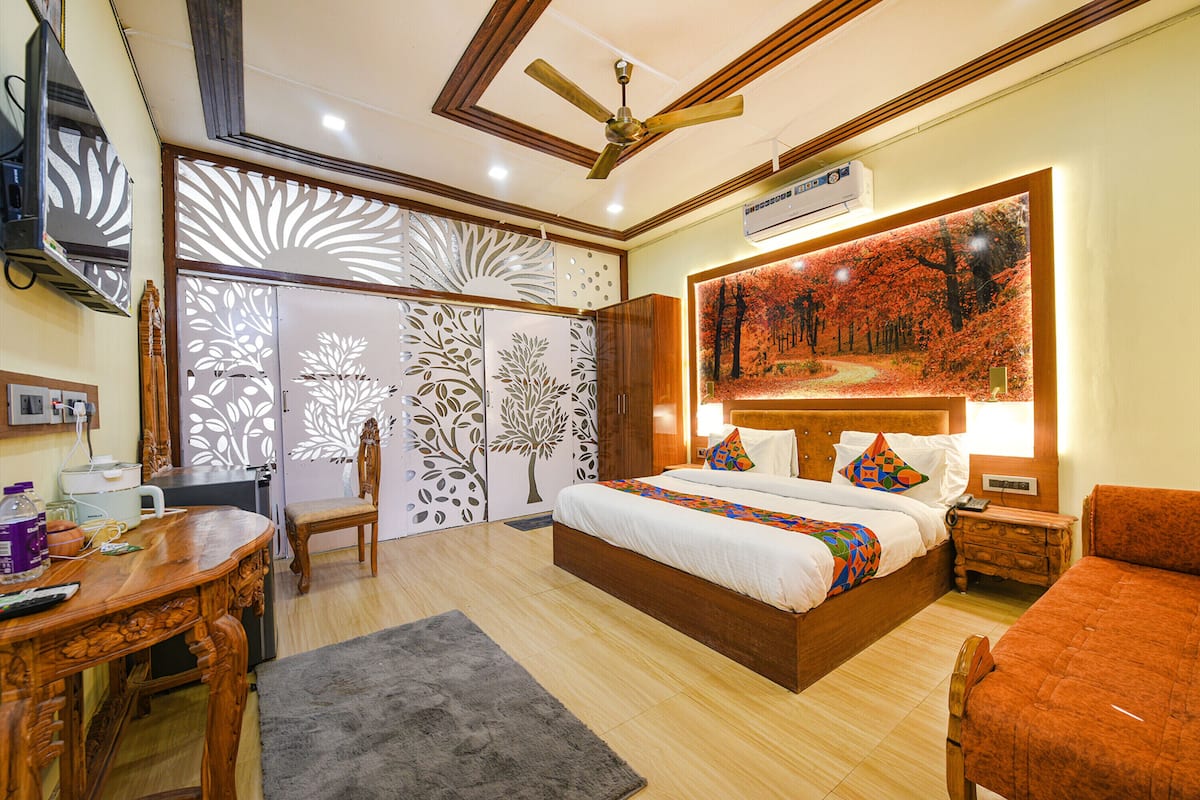 Egyptian cotton sheets, premium bedding, in-room safe, free WiFi