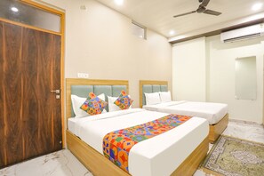 Egyptian cotton sheets, premium bedding, in-room safe, free WiFi - Fabhotel Maharishi Inn (Faizabad)