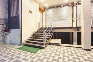 Property entrance - Fabhotel Maharishi Inn (Faizabad)