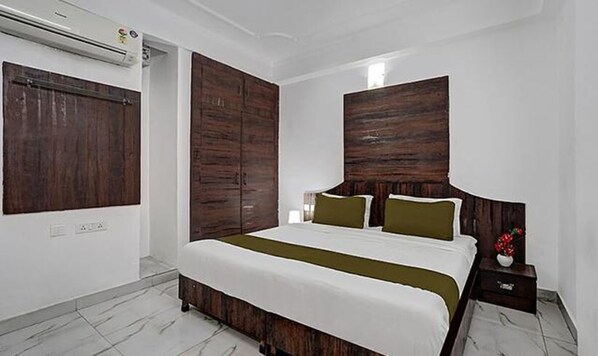 Egyptian cotton sheets, premium bedding, in-room safe, free WiFi - Fabhotel Sky Heights (Jaipur)