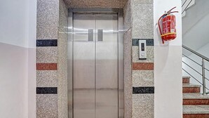 Un ascensore con un allarme antincendio sulla parete.