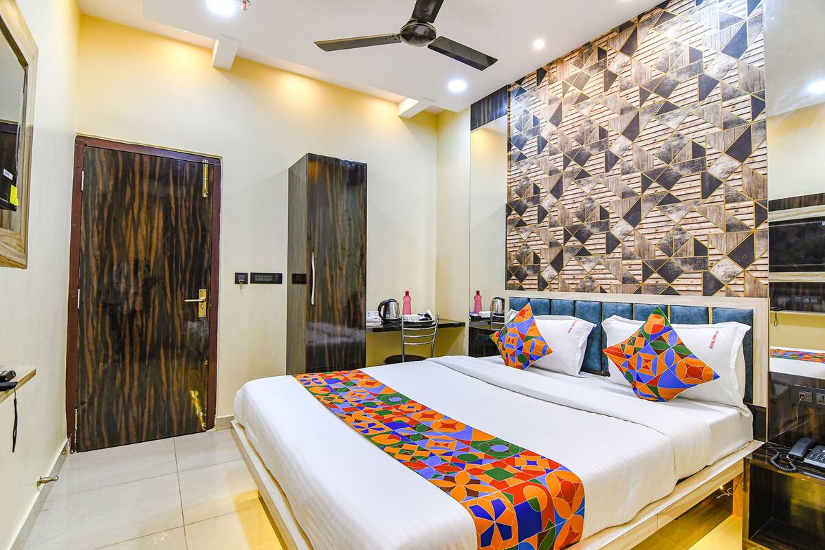 Deluxe Room | Egyptian cotton sheets, premium bedding, in-room safe, WiFi (free)