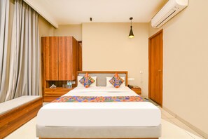 Executive Room | Egyptian cotton sheets, premium bedding, in-room safe, free WiFi - Fabhotel Dc Premium (Dera Bassi)