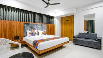 Luxury Suite | Egyptian cotton sheets, premium bedding, in-room safe, soundproofing