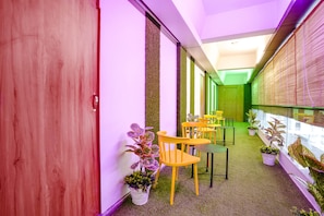 Lobby sitting area - Fabhotel Royal King I (Surat)
