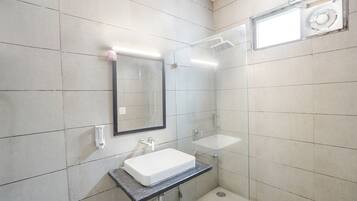 Shower, rainfall showerhead, free toiletries, towels