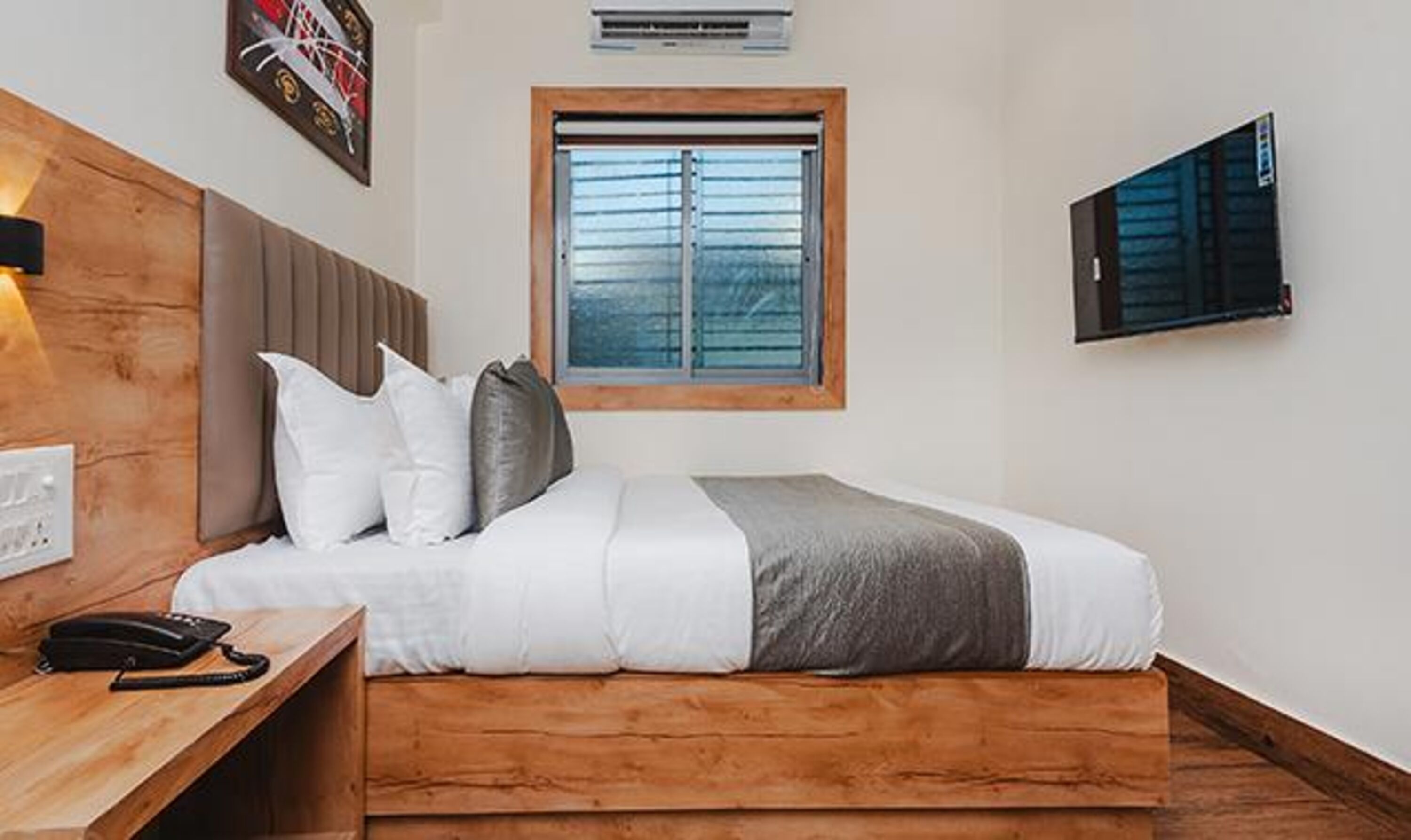 Egyptian cotton sheets, premium bedding, in-room safe, free WiFi