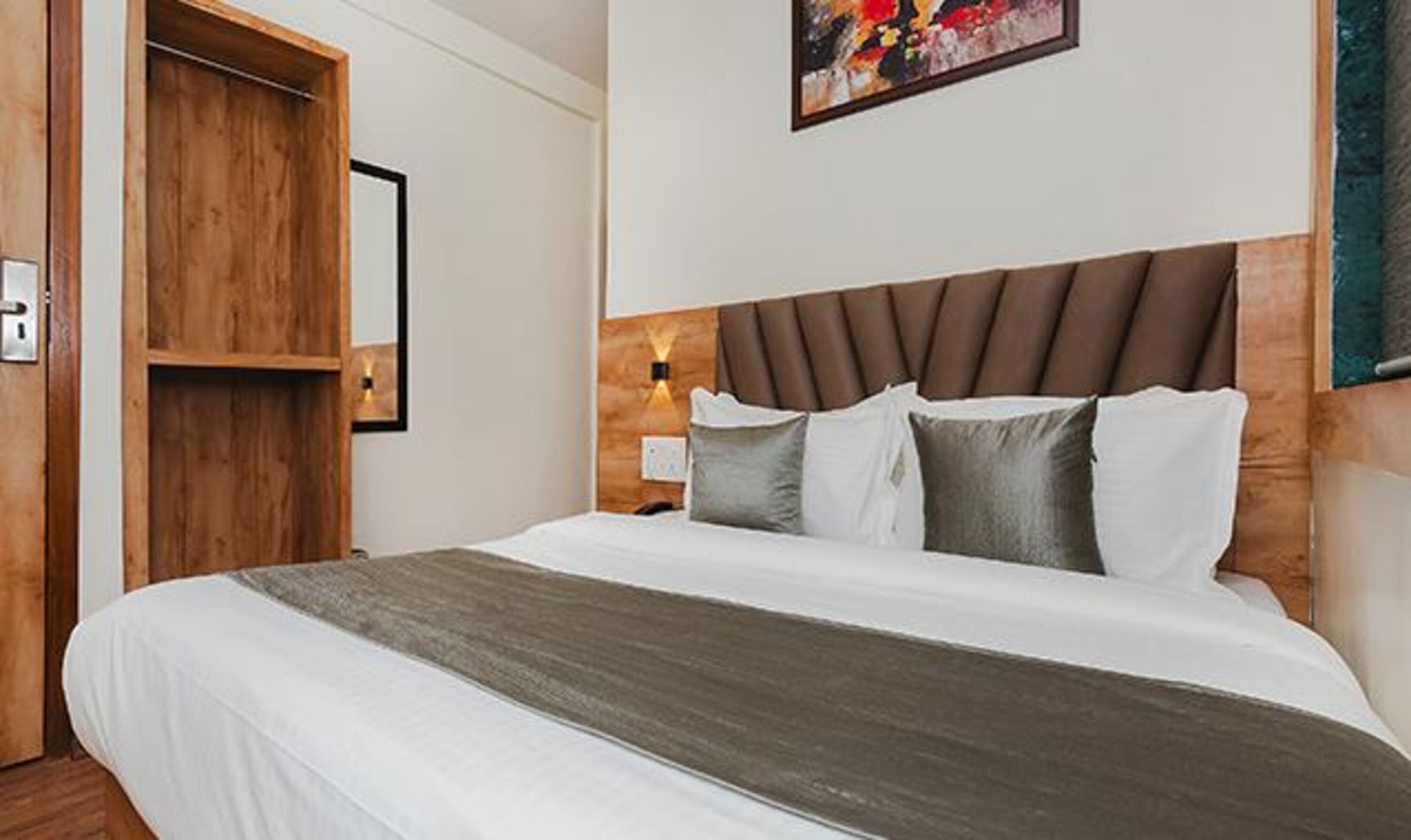 华丽客房 | 埃及棉床单、高档床上用品、客房内保险箱、免费 WiFi