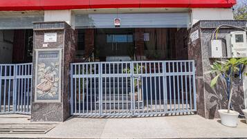 Pintu masuk properti