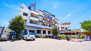 A multi-story building with a sign for 'Fab Hotels' and 'Yashraj Inn'. - Via Yashraj Inn (Pune)