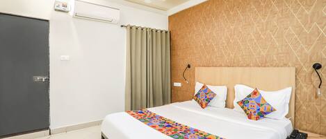 Egyptian cotton sheets, premium bedding, in-room safe, free WiFi