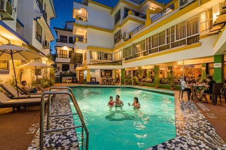 Piscina. FabHotel Alor Holiday Resort