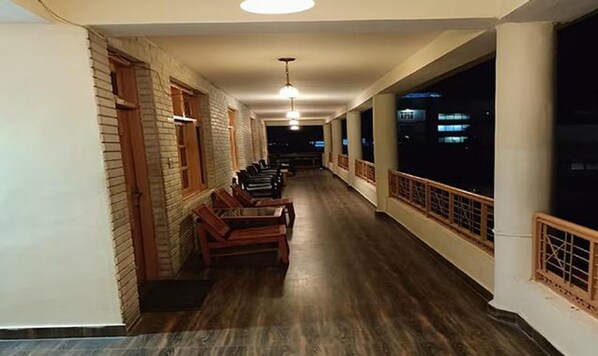 Lobby sitting area - Fabhotel Mahavir (Manali)