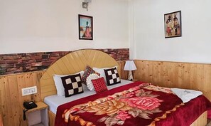Egyptian cotton sheets, premium bedding, in-room safe, free WiFi - Fabhotel Mahavir (Manali)
