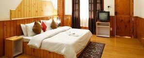 Egyptian cotton sheets, premium bedding, in-room safe, free WiFi - Fabhotel Mahavir (Manali)