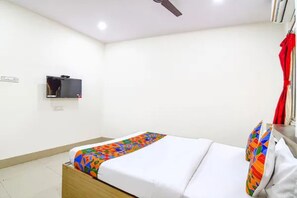 Egyptian cotton sheets, premium bedding, in-room safe, desk - Via Vhyom Sky Place (Kolkata)