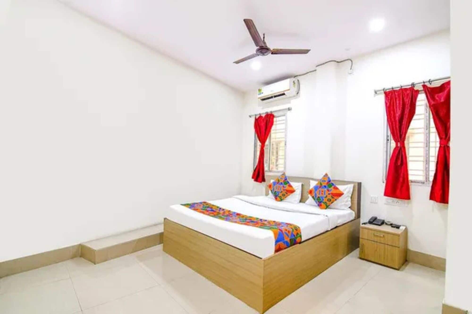 Egyptian cotton sheets, premium bedding, in-room safe, desk