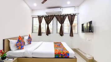 Egyptian cotton sheets, premium bedding, in-room safe, desk