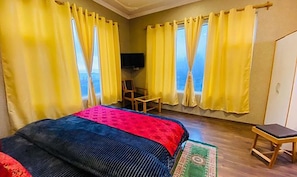 Egyptian cotton sheets, premium bedding, in-room safe, free WiFi - Fabhotel Prime Rozan Jaai (Srinagar)