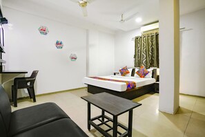 Egyptian cotton sheets, premium bedding, in-room safe, free WiFi - Fabhotel Santro (Ahmedabad)