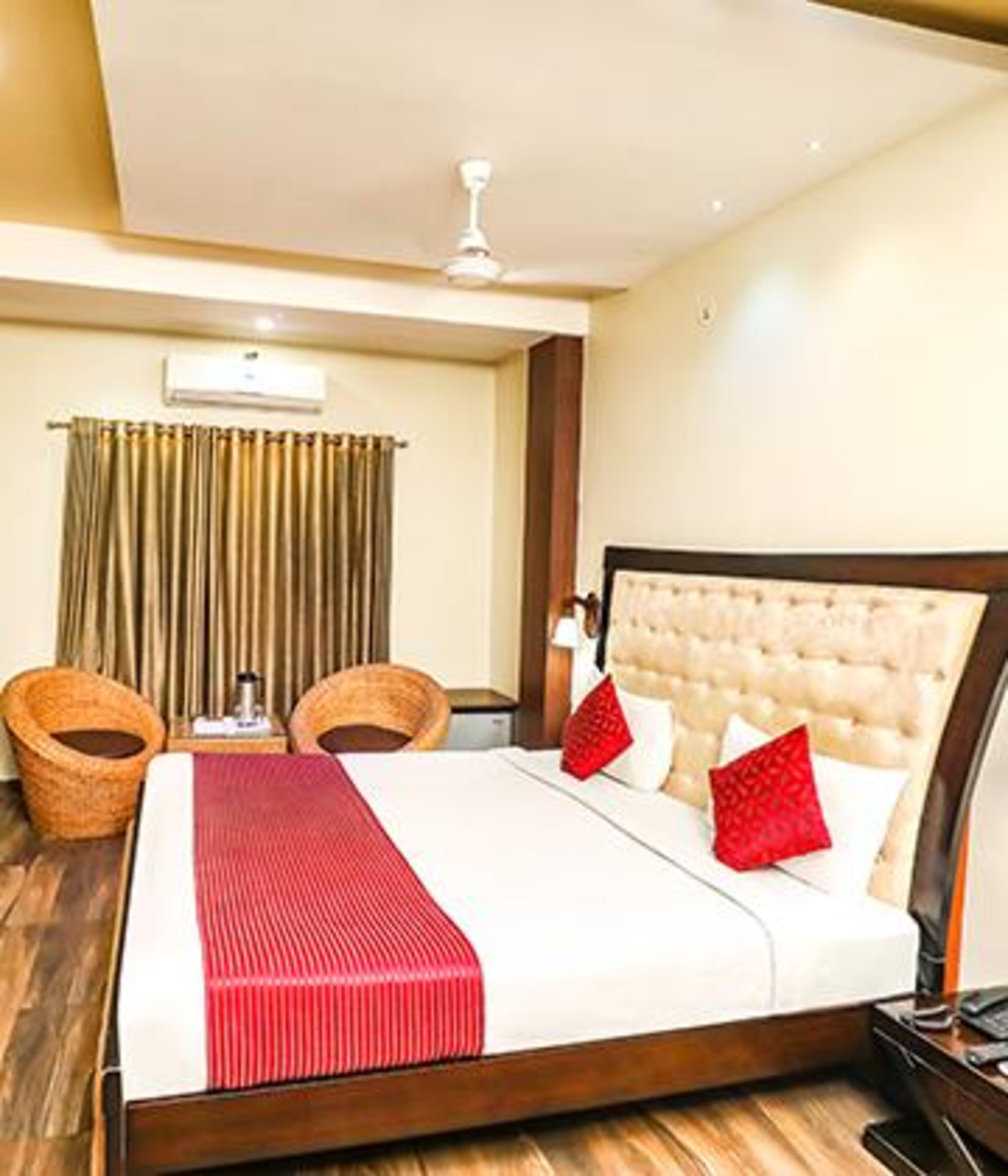 Egyptian cotton sheets, premium bedding, in-room safe, free WiFi