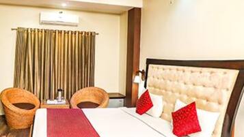 Egyptian cotton sheets, premium bedding, in-room safe, free WiFi
