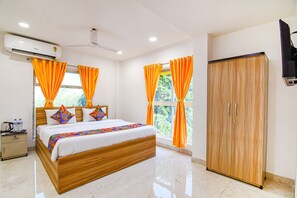 Egyptian cotton sheets, premium bedding, in-room safe, free WiFi - Fabhotel Grand Hazra Inn (Kolkata)