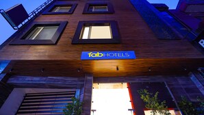 Un bâtiment moderne avec une enseigne indiquant « Fab Hotels ».